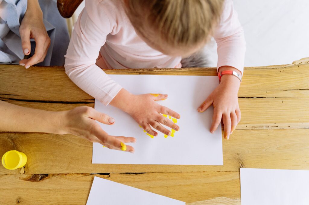 15 best fine motor activities for 2 year olds at home