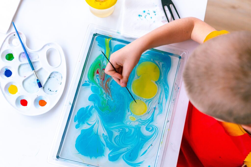 kids learning colors through paint mixing activity (2)