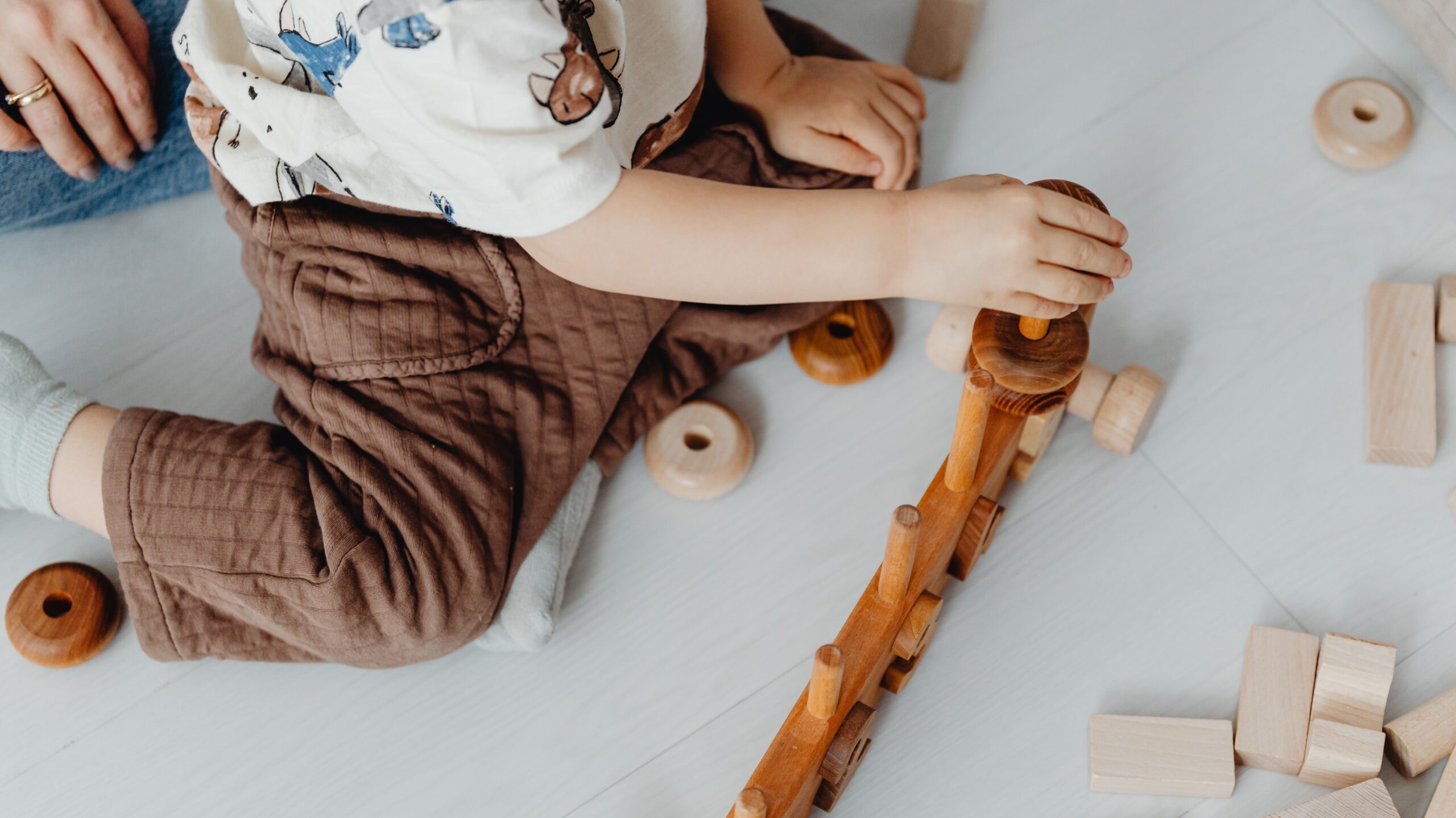 15 best fine motor activities for 2 year olds at home (2)