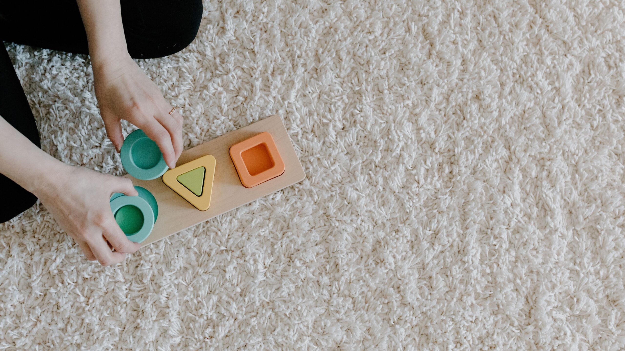 15 best fine motor activities for 2 year olds at home (3)