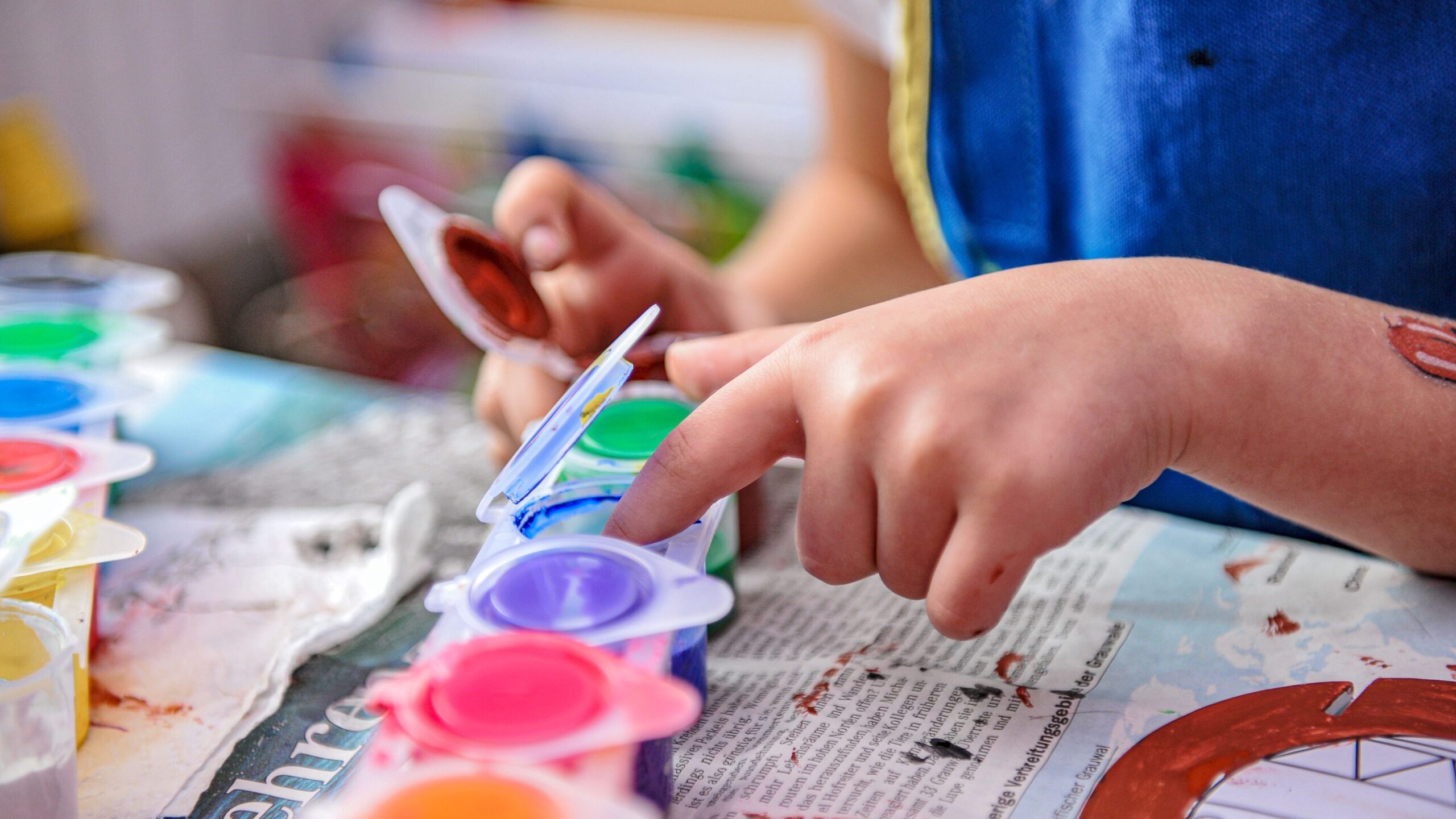 kids learning colors through paint mixing activity (3)